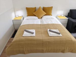 1 dormitorio con 1 cama grande y 2 toallas. en ClearVueHome - Green Studio 10min to Vienna Center, en Viena