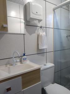 uma casa de banho com um WC, um lavatório e um chuveiro em Apartamento das Flores em Gramado