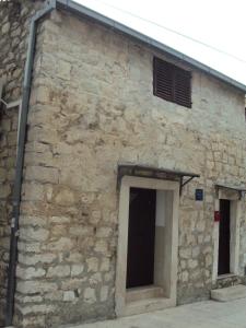 un edificio de piedra con puerta y ventana en Split Accommodation, en Split