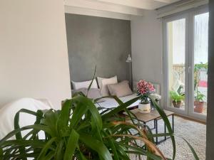 1 dormitorio con 1 cama y 1 mesa con plantas en Appartement Duplex 65m Bordeaux Saint Augustin, en Mérignac
