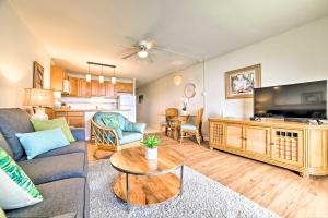 sala de estar con sofá y TV de pantalla plana en Gorgeous Oceanfront Condo with Spectacular Views!, en Kihei