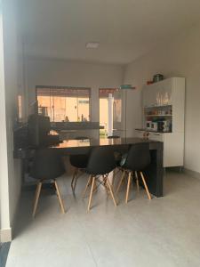 Una cocina con una mesa y sillas en una habitación. en SERRA DA CANASTRA, CASA DO LÉO, en São Roque de Minas