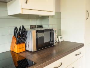 1 Bed Studio in Two Dales Near Matlock & Bakewell的厨房或小厨房