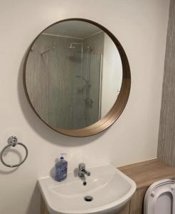 uma casa de banho com um lavatório e um espelho em Lochaber Apartments em Fort William