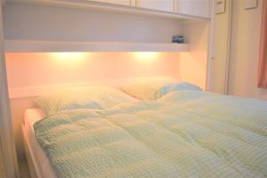 Giường trong phòng chung tại Lindenhof Dahme - Whg7