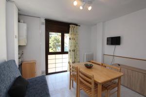 Televízia a/alebo spoločenská miestnosť v ubytovaní Apartment Bond