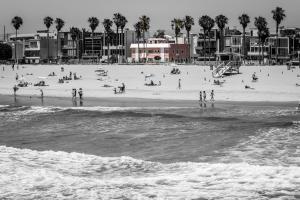 een zwart-witte foto van een strand met mensen bij Venice on the Beach Hotel in Los Angeles