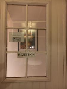una ventana con una señal de registro en ella en Hotel Bölke, en Wunstorf