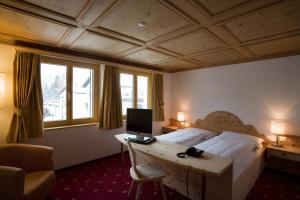 TV a/nebo společenská místnost v ubytování Hotel Seraina