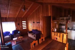una vista aérea de una sala de estar en una cabaña en Cabañas simple Pucon, en Pucón