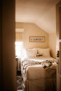 um quarto com uma cama e uma janela em La Villa de Adelina em Ensenada