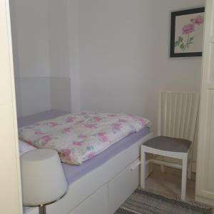 เตียงในห้องที่ Hamburg Niendorf-Suite