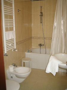 y baño con aseo, bañera y lavamanos. en Hotel Al Malcanton, en Venecia