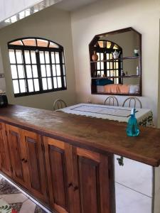 クーニャにあるChácara Portal dos Anjosのベッドと大きな鏡のある寝室 +11枚の写真