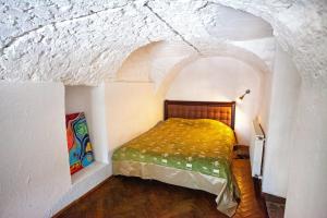 1 dormitorio con 1 cama en una habitación blanca en ARTrooms -round windows Rynok Sq en Leópolis
