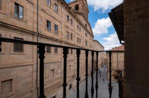 サラマンカにあるEstudio en la calle mas bonita de salamancaの建物のバルコニーからの眺め