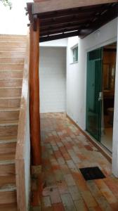 Habitación vacía con escalera y puerta de cristal en Pousada Marinheiro, en Morro de São Paulo