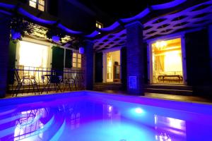 una piscina por la noche con luces azules en Luxury VILLA LE ROSE, en Poreč