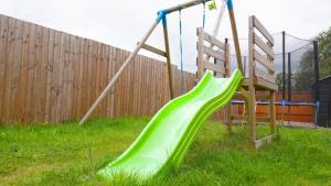 Children's play area sa Spacious 3 bed house, great for FAMILIES and CONTRACTORS, sleeps 5 plus FREE Parking - Triumph Serviced Accommodation Wolverhampton
