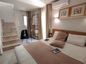 sypialnia z łóżkiem z tabletem w obiekcie Taormina House w Taominie