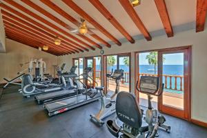 Fitness centrum a/nebo fitness zařízení v ubytování Gorgeous Oceanfront Villa With Panoramic Views
