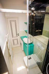 a small bathroom with a toilet and a sink at Apartament Amaya in Bistriţa