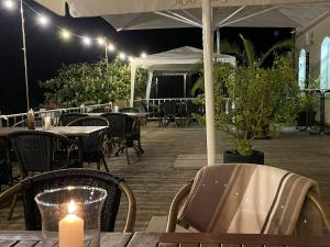 LöcknitzにあるHotel & Restaurant Haus am Seeの屋外パティオ(テーブル、椅子、キャンドル付)