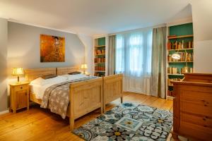 una camera con letto e libreria di Vila Weigend a Libouchec