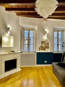 ein Wohnzimmer mit einem Kamin und einem Kronleuchter in der Unterkunft Boutique Apartment Pantheon in Rom
