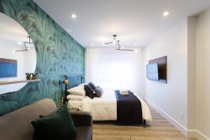 una camera con letto e divano di Blue Tropics Studio in Little Italy with kitchen by Den Stays a Montréal