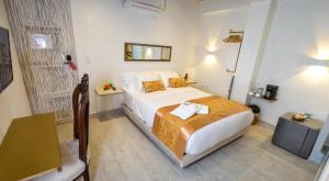 1 dormitorio con 1 cama grande en una habitación en Hotel Boutique Callecitas de San Diego, en Cartagena de Indias
