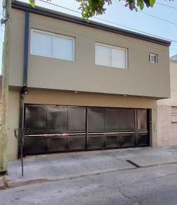 un edificio con un gran garaje con dos puertas en Apart Polonia II, en San Miguel de Tucumán