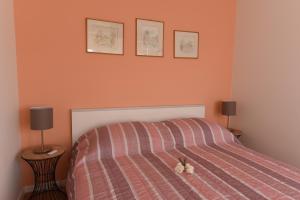 un dormitorio con una cama con un animal de peluche en Mary's apartment - with free parking en Zagreb