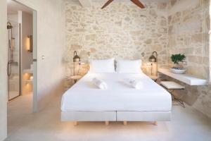 Posteľ alebo postele v izbe v ubytovaní Inotropes Boutique Suites - Adults Only