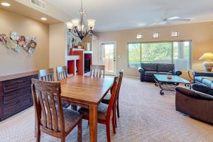 uma sala de jantar e sala de estar com mesa e cadeiras em Vistoso Resort Casita 244 em Oro Valley