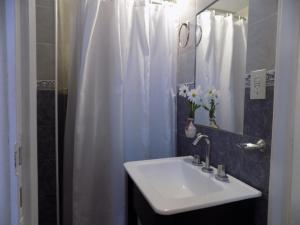 Koupelna v ubytování Hotel Embassy + 26 fotografií