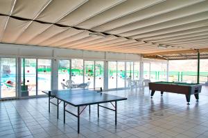 Stalo tenisas apgyvendinimo įstaigoje Malibu 2 apartamento con aire acondicionado, campo de tennis y piscina con solarium arba netoliese