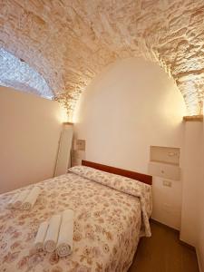 a bedroom with a bed with two towels on it at Zia Paoletta in Martina Franca