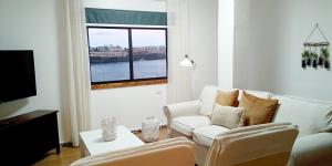 uma sala de estar com um sofá branco e uma janela em Sea view 6 people optical fiber em Las Galletas