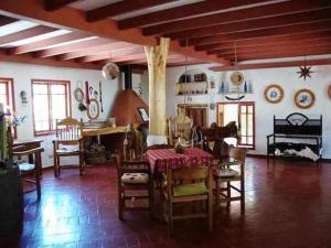 Hurtado洛斯安第斯庄园酒店的客厅配有桌子和一些椅子