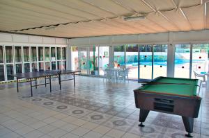 Biliár nebo kulečník v ubytování Malibu apartamento con campo de tennis y piscina con solarium