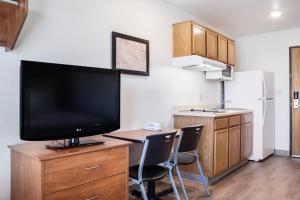 Kuchyň nebo kuchyňský kout v ubytování WoodSpring Suites Conroe
