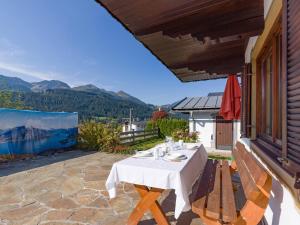 einen Tisch und Stühle auf der Terrasse eines Hauses in der Unterkunft Exclusive Villa Tirol in Fieberbrunn