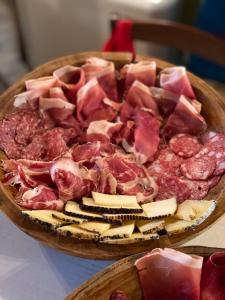 dos tazones de carne y queso sobre una mesa en Antico Borgo di Albe en Albe