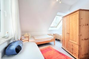 Dormitorio pequeño en el ático con cama y ventana en Am Deich 20 en Zingst