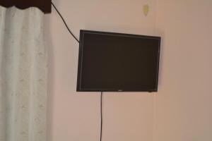 Televisi dan/atau pusat hiburan di Apartamentos y Hostal RUDON #1
