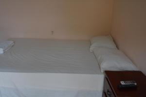 Tempat tidur dalam kamar di Apartamentos y Hostal RUDON #1