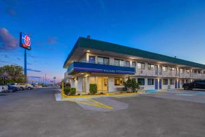 un hôtel avec un parking en face dans l'établissement Motel 6-Grants, NM, à Grants