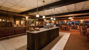 ห้องอาหารหรือที่รับประทานอาหารของ Best Western Adirondack Inn