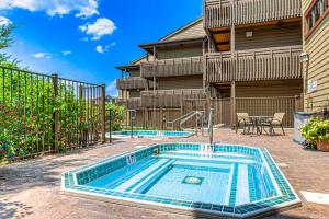 uma piscina em frente a uma casa em Lodge at Steamboat E105 em Steamboat Springs